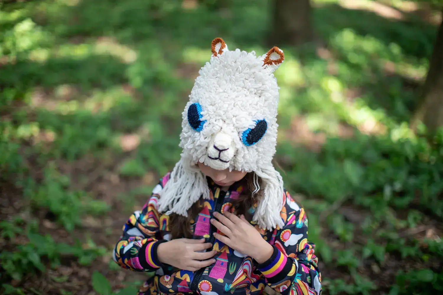 Menina usando gorro de carneiro em campanha da marca infantil Jooba
