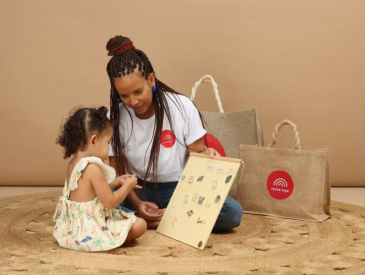 Mãe com filha com brinquedo educativo de alugar da Clube Toys