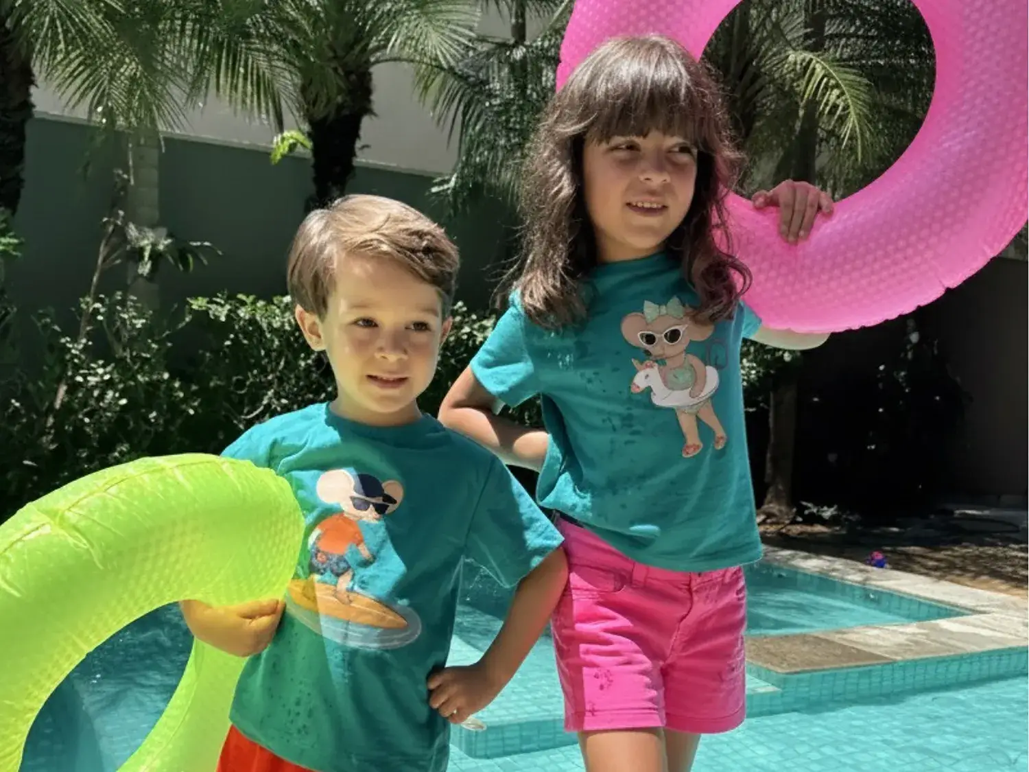 Crianças perto de uma piscina usando Topolino Bambini