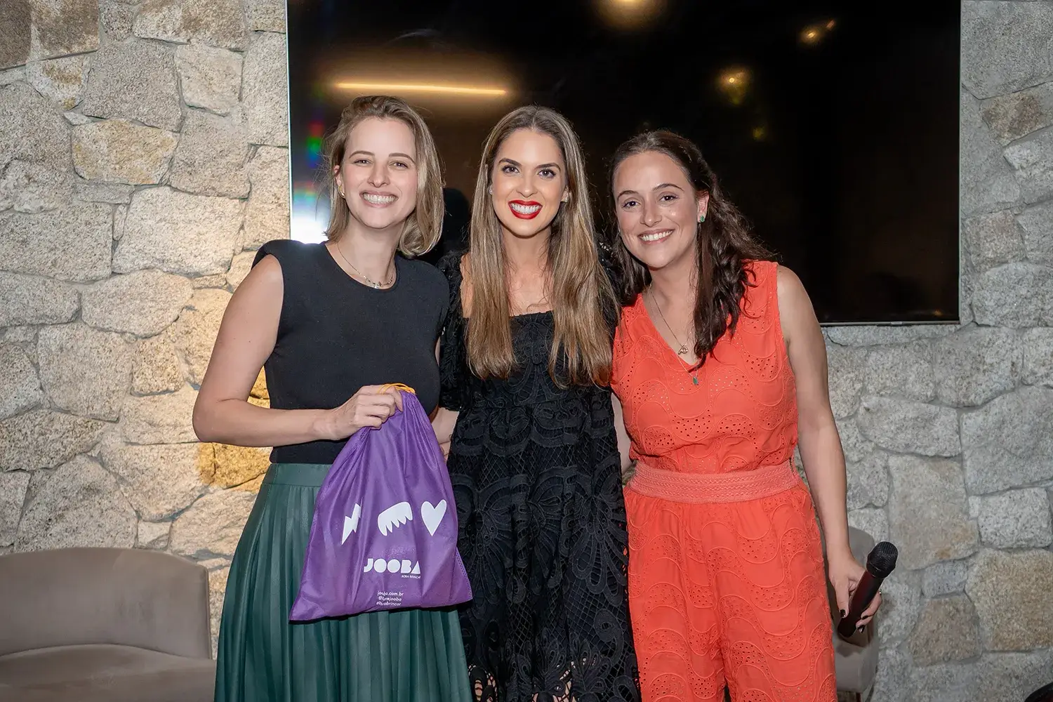 Jooba com produto para sorteio no Petit Comitê com as Mães da Pracinha da Vila Nova Conceição, na Casa DUPAC, com tema de menopausa - Just Real Moms