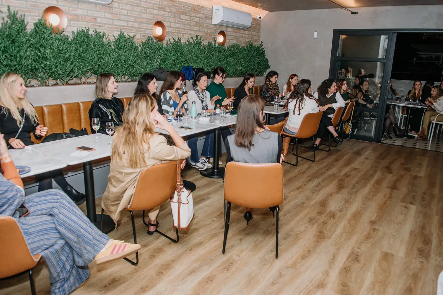 Convidadas sentadas durante o talk - evento de degustação de vinho para as Mães da Pracinha da Vila Nova Conceição e Just Real Moms