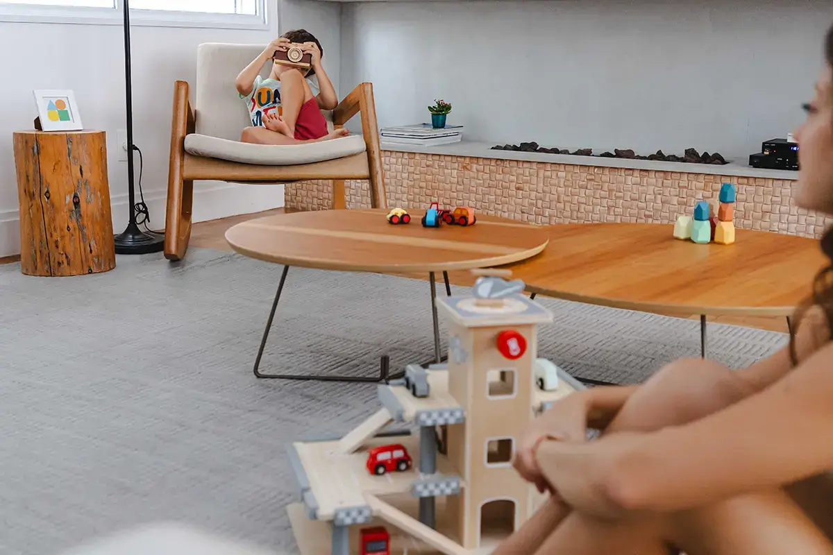 Sala de brinquedos com suas crianças brincando