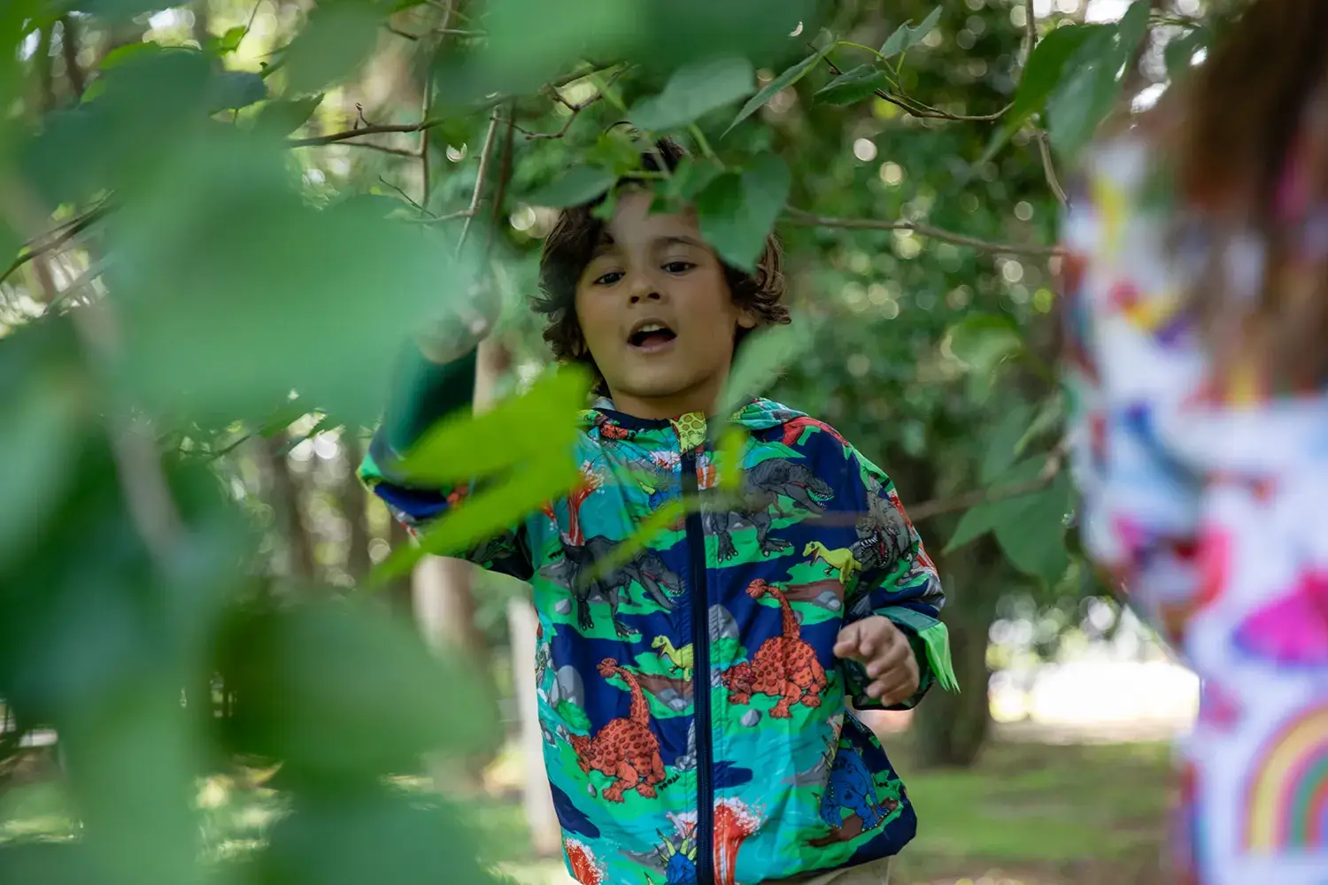 Menino usando corta vento em campanha da marca infantil Jooba