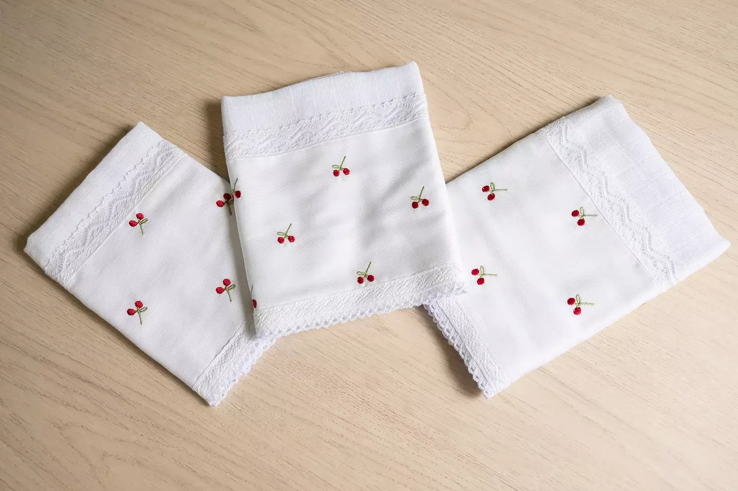 Paninhos de bebê com bordado de cereja - Just Real Moms