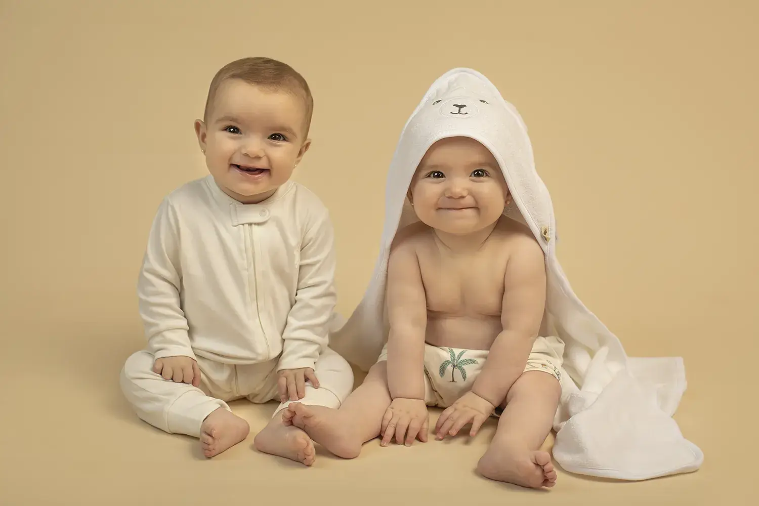 Bebês com roupa da Bambini Per Bambini e toalha de banho