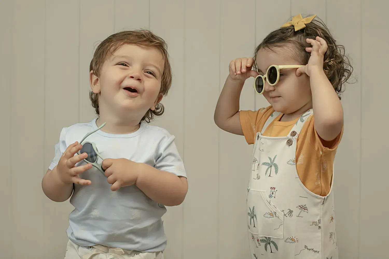 Menino e menina vestindo roupas infantil de algodão pima Bambini Per Bambini
