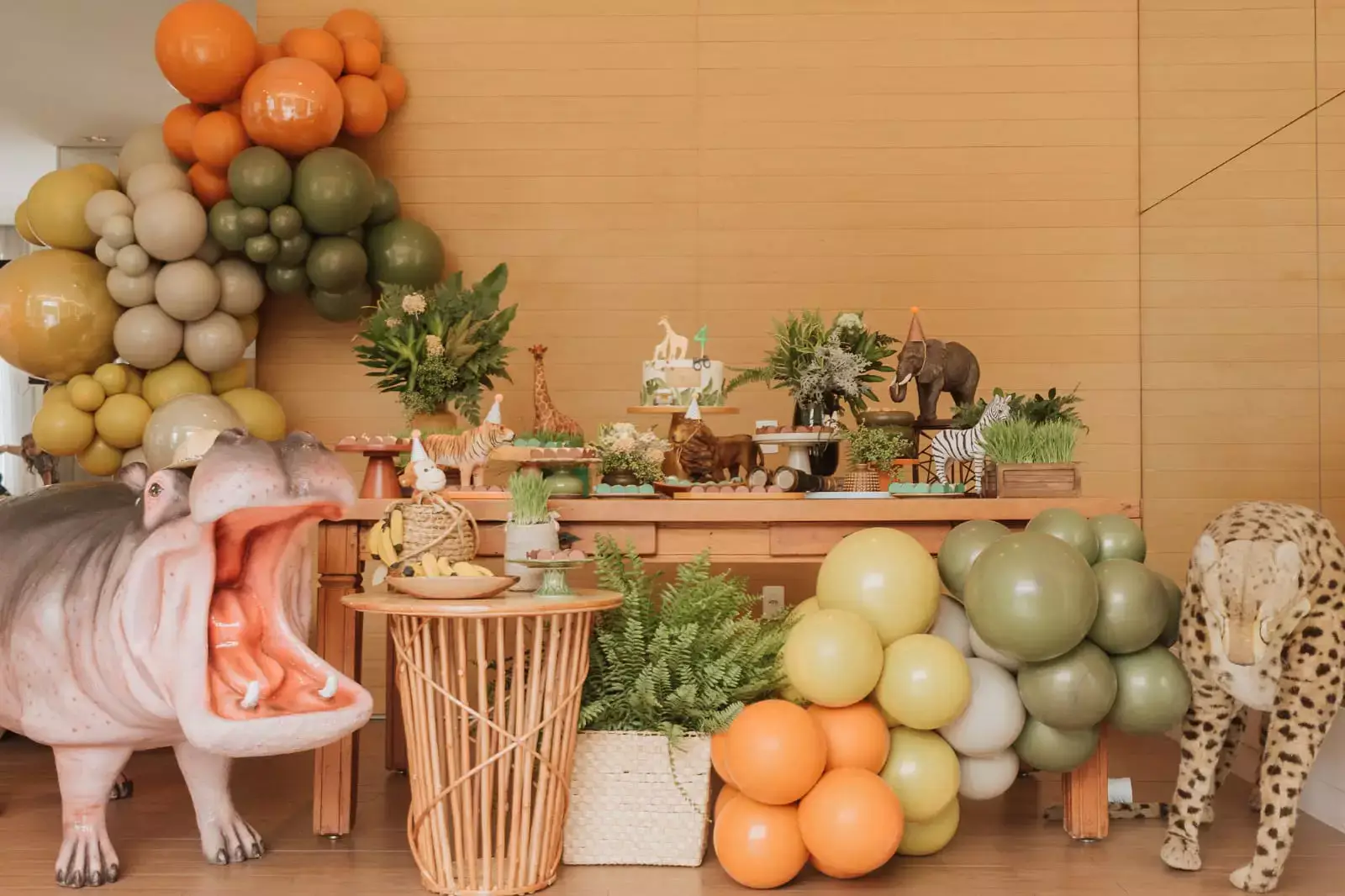 Mesa decorada com tema safari em festa infantil - Just Real Moms
