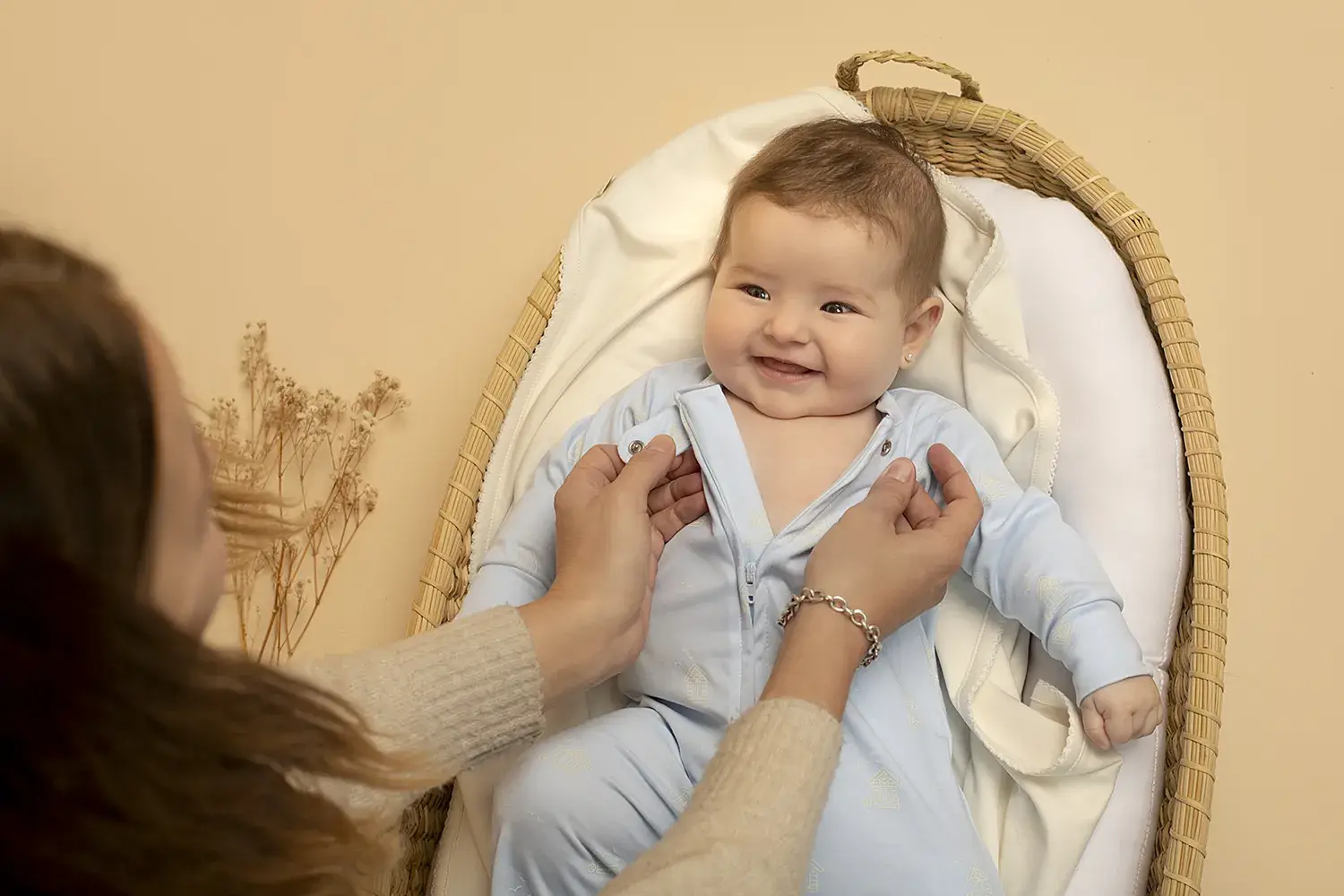 Recém-nascido usando macacão azul da Bambini Per Bambini