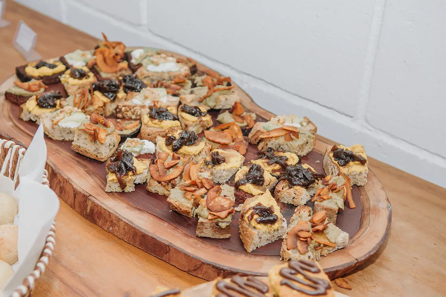 Salgados no brunch da Mauli Bowls no evento do Just Real Moms
