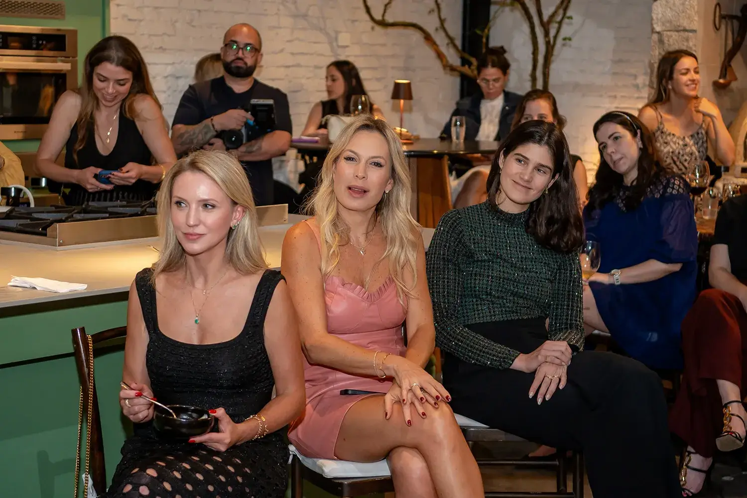 Fernanda Bergman e Raquel Assad no Petit Comitê com as Mães da Pracinha da Vila Nova Conceição, na Casa DUPAC, com tema de menopausa - Just Real Moms