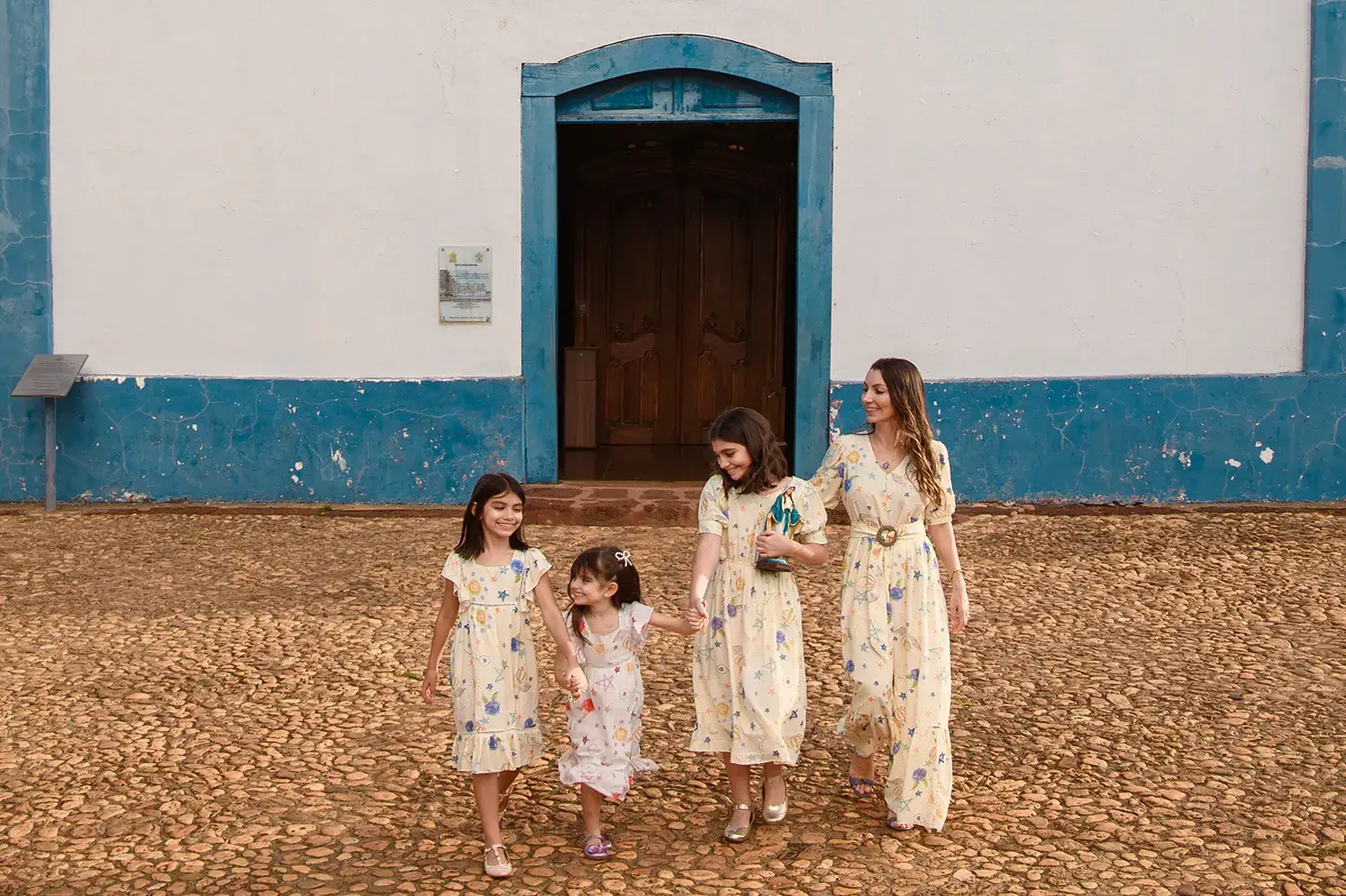 Mãe com suas três filhas usando mesmo vestido Mãe e Filha da Catarina for Girls