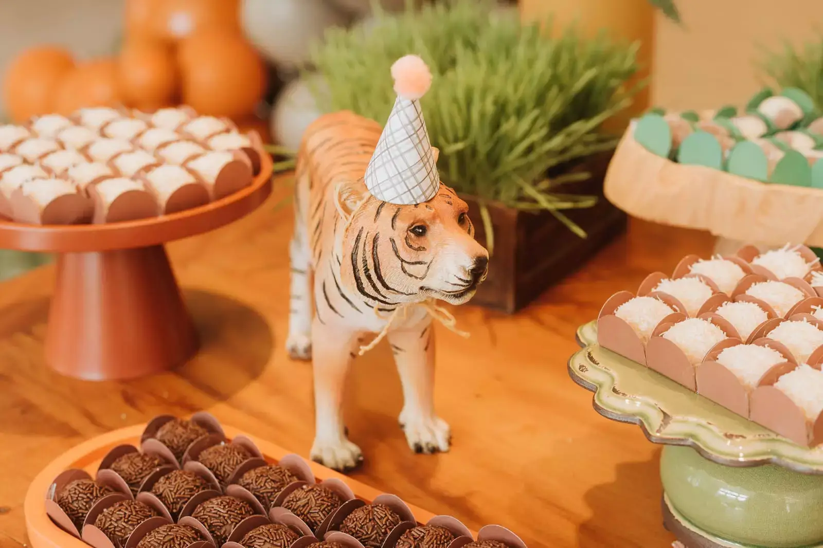 Tigre de madeira de decoração e doces em festa infantil com tema safari - Just Real Moms