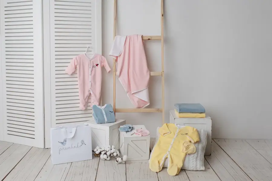 Pijamas infantis de plush com acessórios ao lado - lacinho, gorro e luva - Just Real Moms