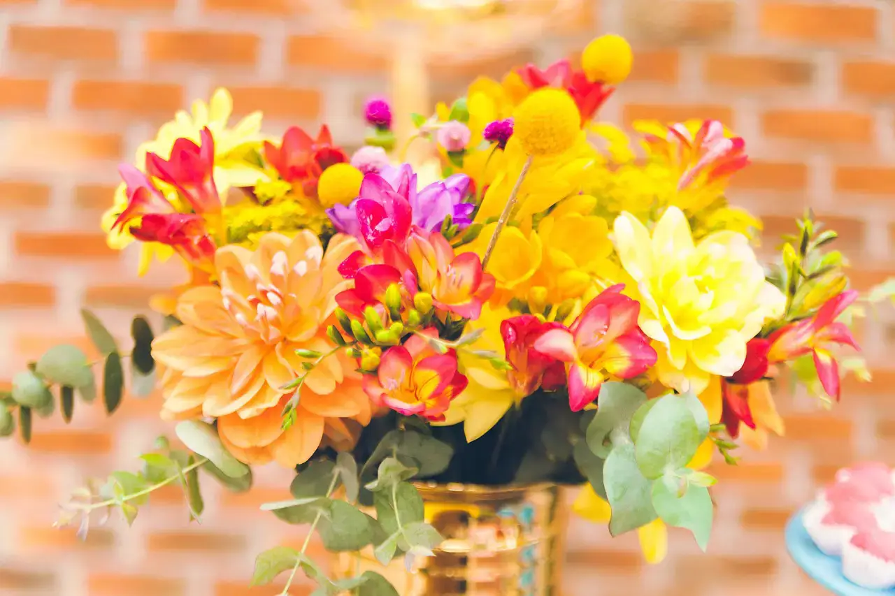 Arranjo de flores do campo - amarelo, laranja e vermelho para festa - Just Real Moms