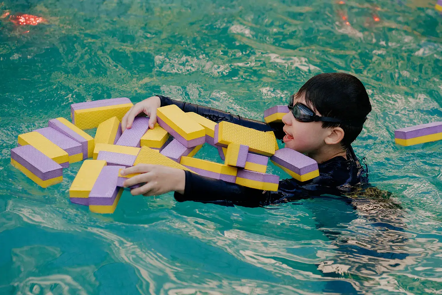 Menino na pisicina em festa infantil