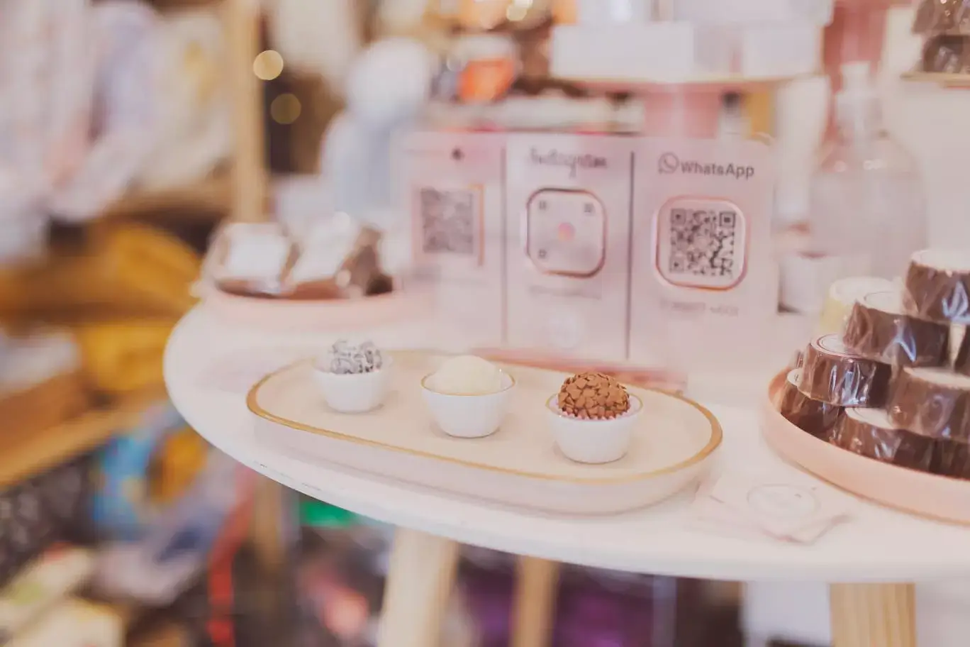 Mesa de brigadeiros da LeTapia Doces - Just Real Moms