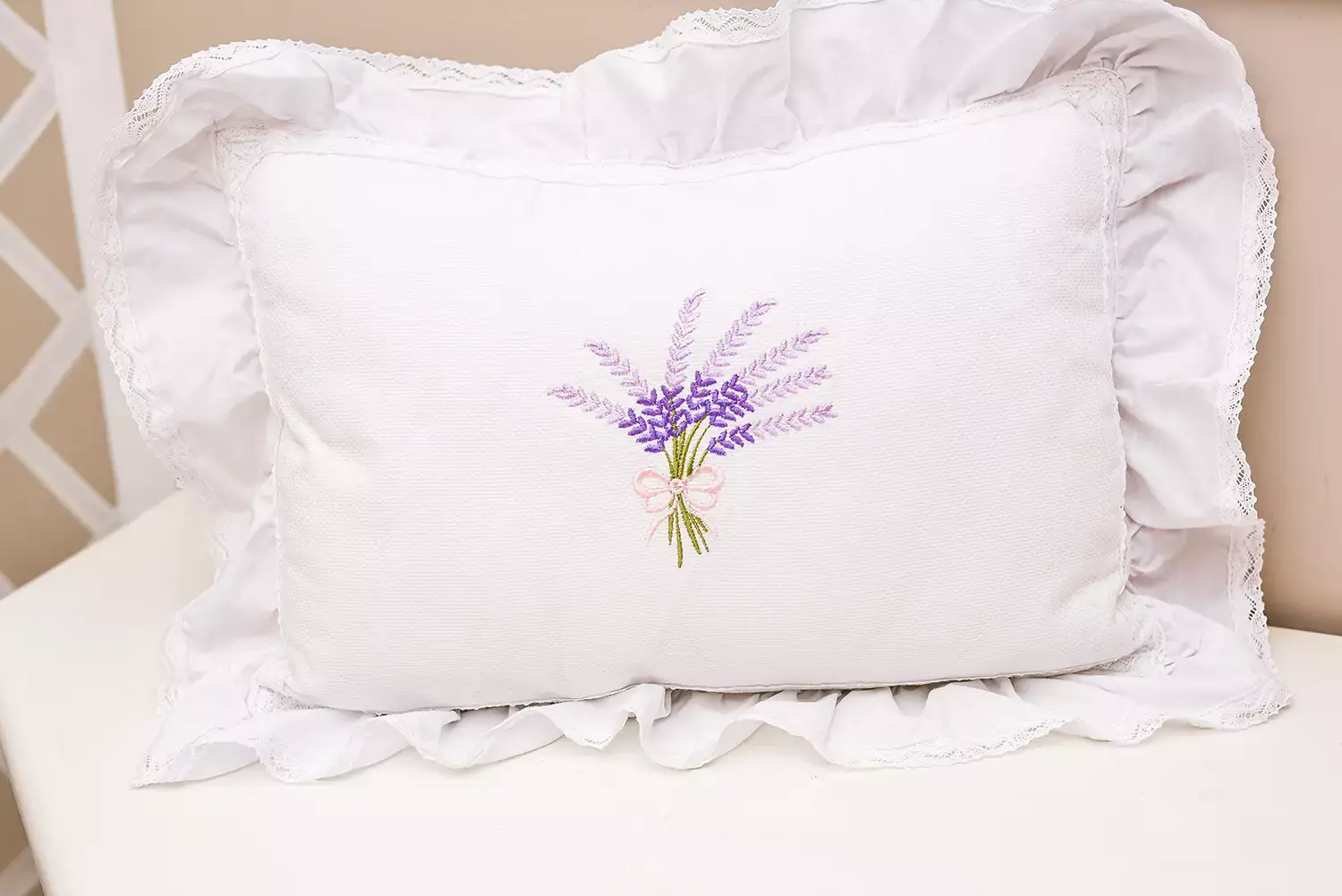 Almofada bordada com flores roxas para enxoval do bebê - Just Real Moms