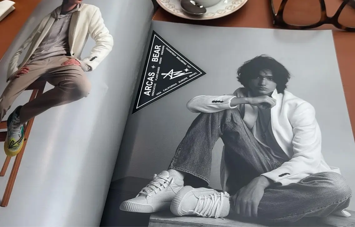 Revista com modelo usando tênis da Arcas Bear