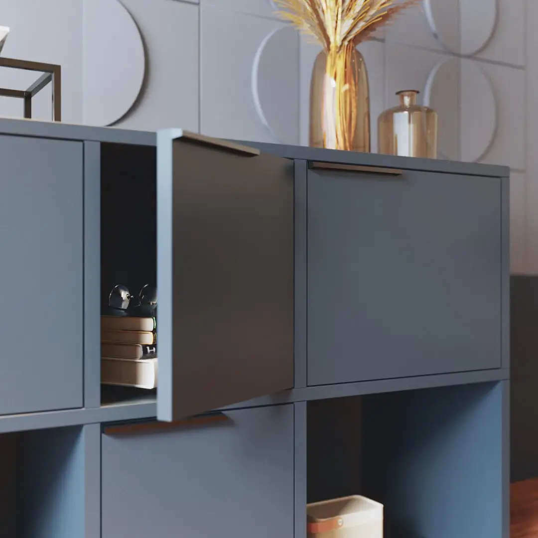 Estante cinza azulada com decoração - Just Real Moms