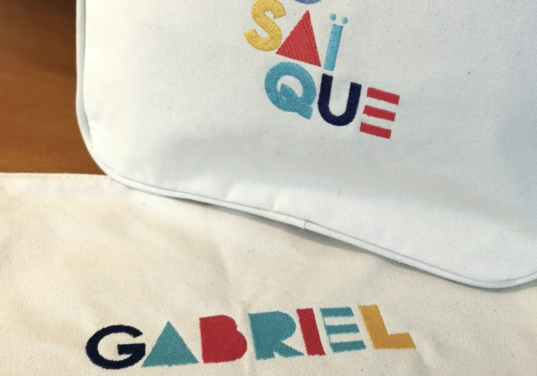Mala personalizada com bordado colorido - Mosaique Jogos 