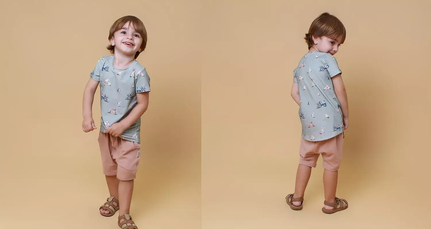 Menino em estúdio com roupa da Mimor Kids