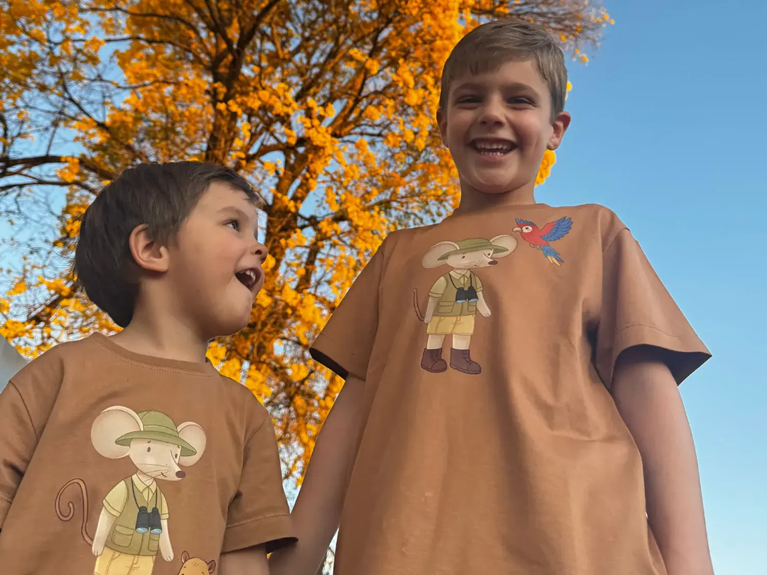 Meninos sorrindo usando Topolino Bambini