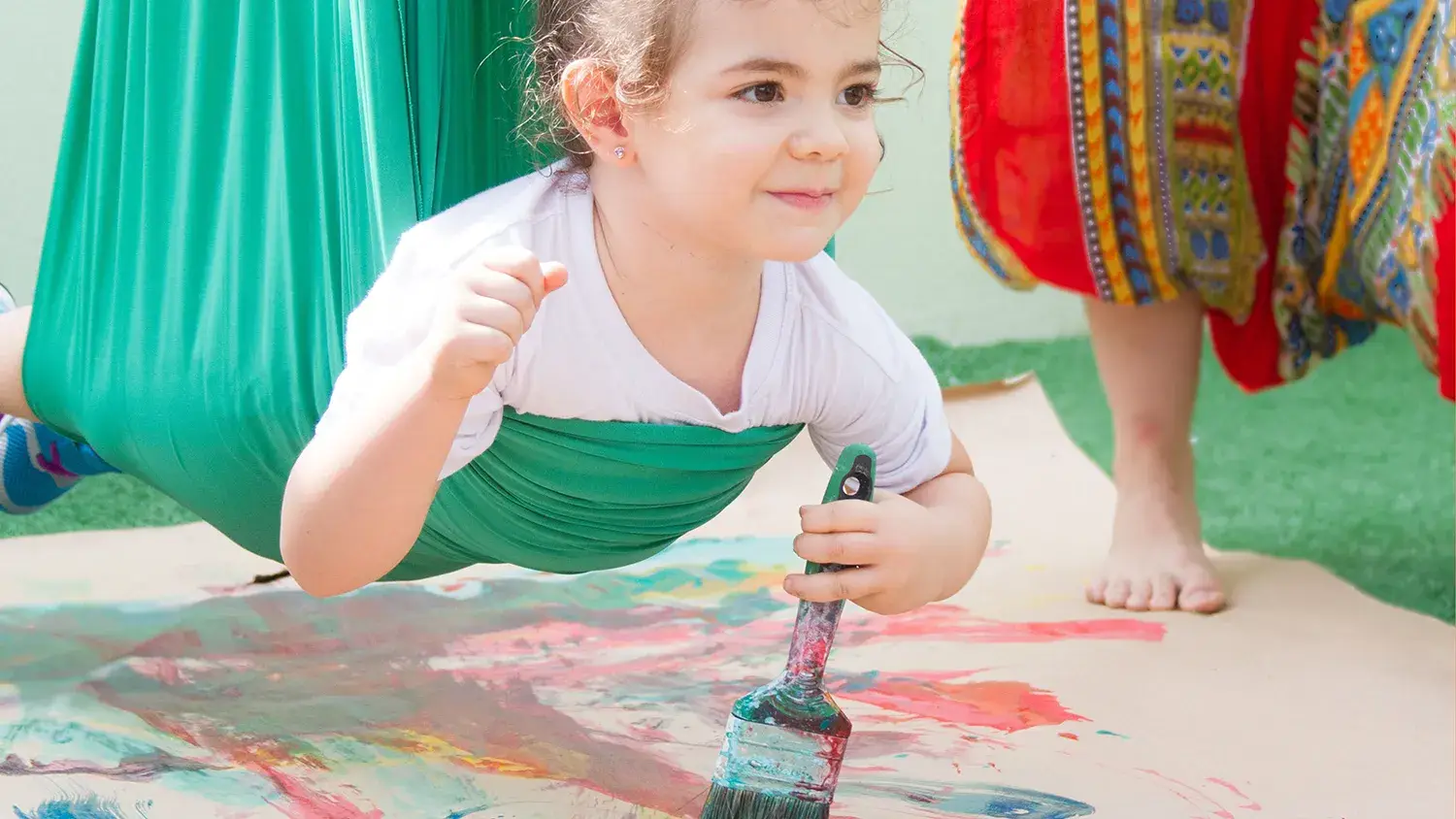 menina em aula de artes da Petit Kids Cultural Center, escola infantil bilingue