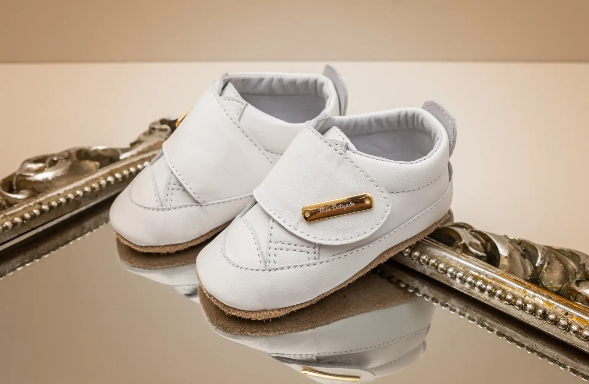 Sapatinho infantil branco de primeira comunhão